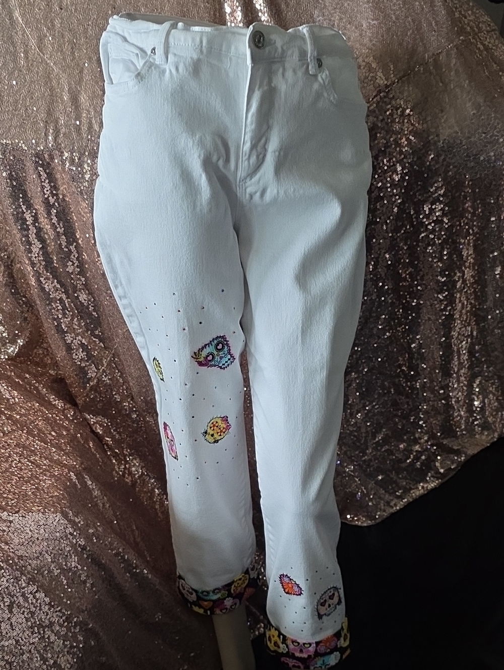 Gloria Vanderbilt White Jeans with Purple Button Accent